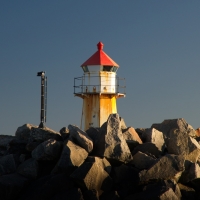Kleiner Leuchtturm an der Hafeneinfahrt von Andenes